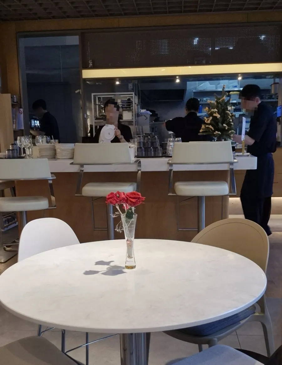 돔 지붕이 있는 세븐티포 테라스 야외 테이블