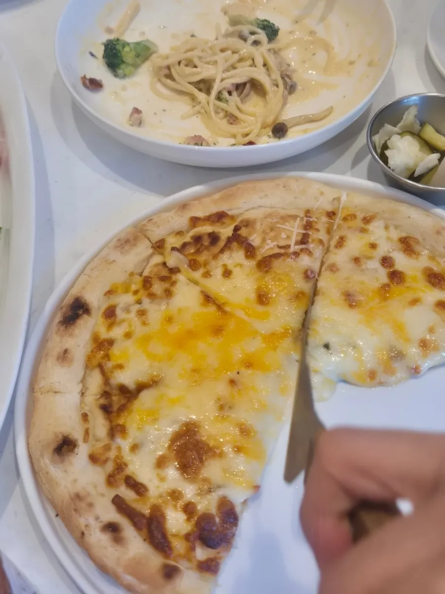 치즈가 가득한 콰트로 포르마지 피자