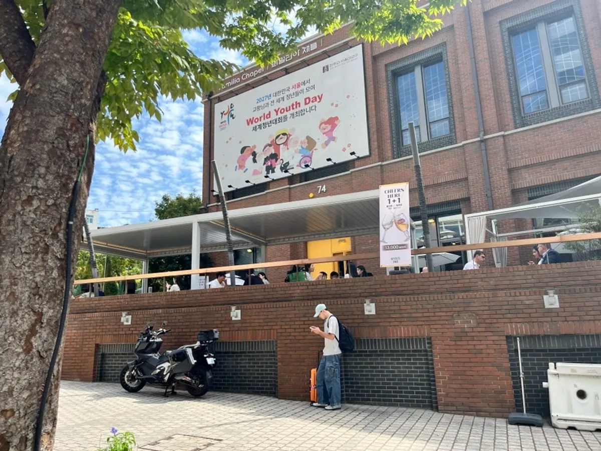 명동성당 건물 1층에 자리한 세븐티포 외관