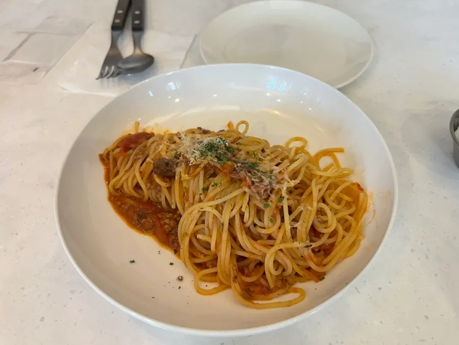 토마토 베이스 라구파스타 한 접시