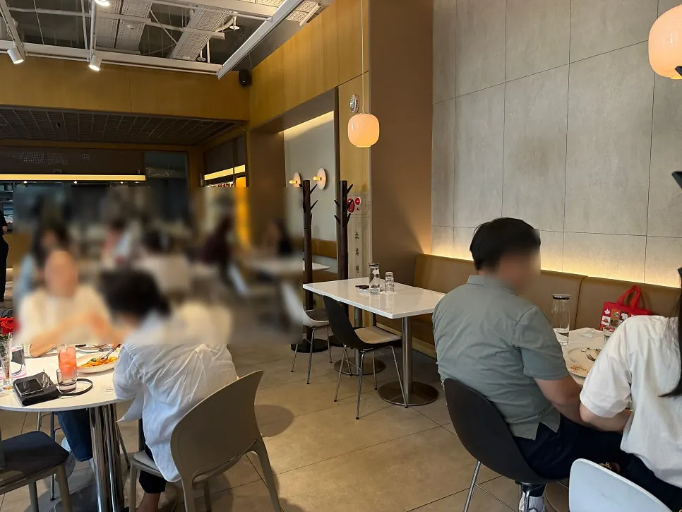 통창이 있는 세븐티포 명동성당본점 내부