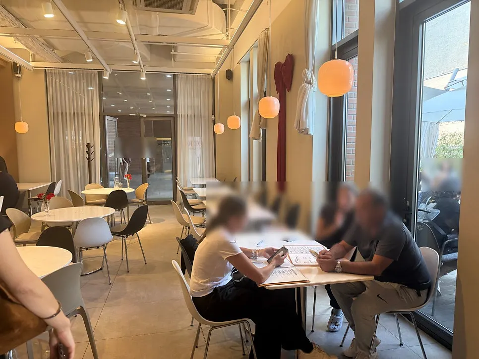 세븐티포 명동성당본점 테이블 좌석