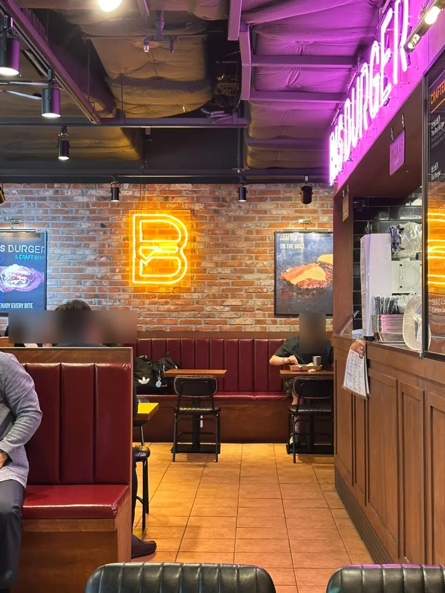 Spacious seating for a hospital dining arcade Bas Burger