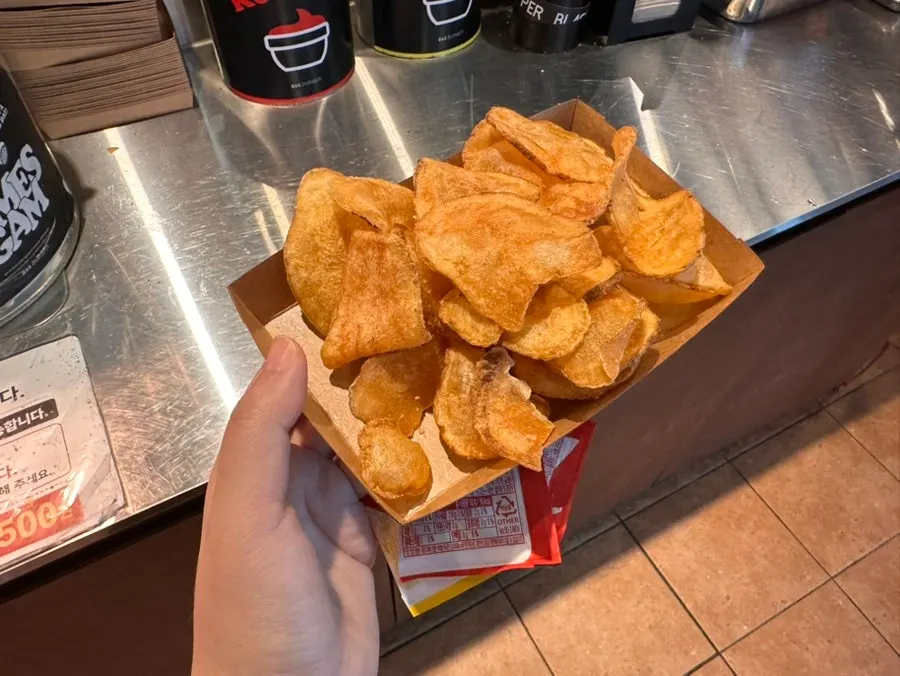 접시에 담아온 감자칩과 케첩 마요네즈