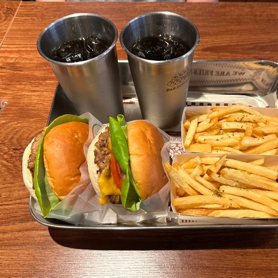 Bas Burger set served on the table