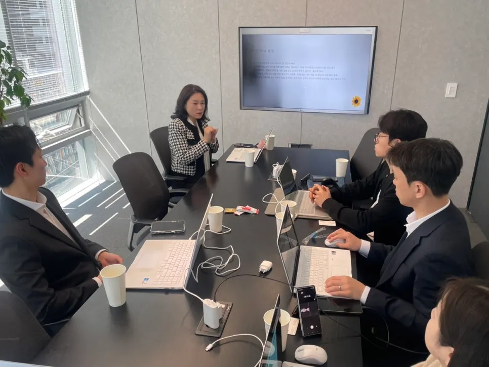 성범죄 합의 대응과 실무 체크리스트를 논의하는 세미나 장면