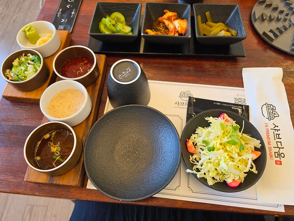 테이블에 놓인 맛있게 먹는 방법 안내