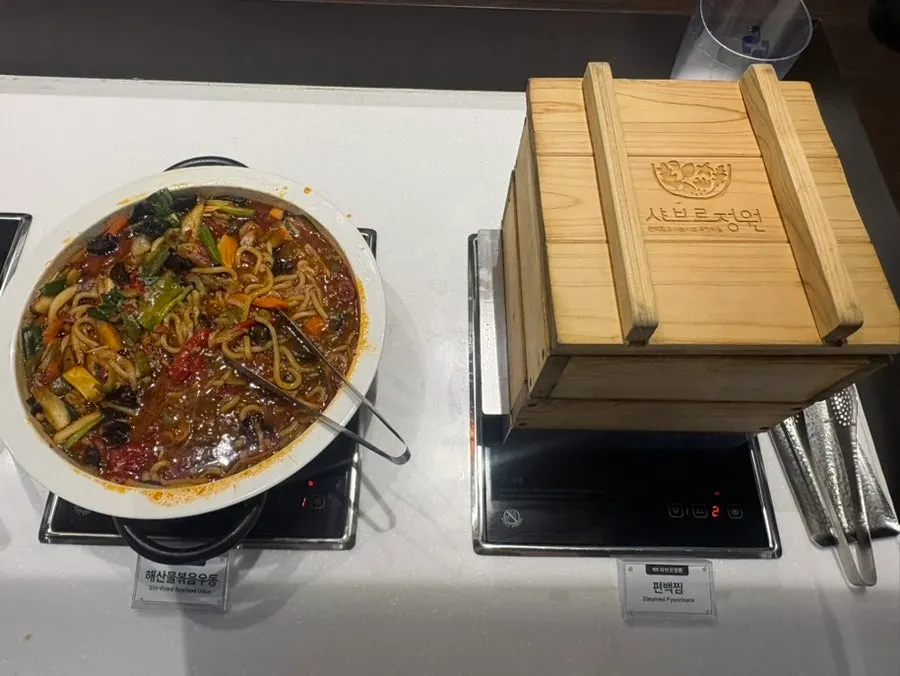 Hot dish corner with braised pork ribs and cypress-steamed dishes