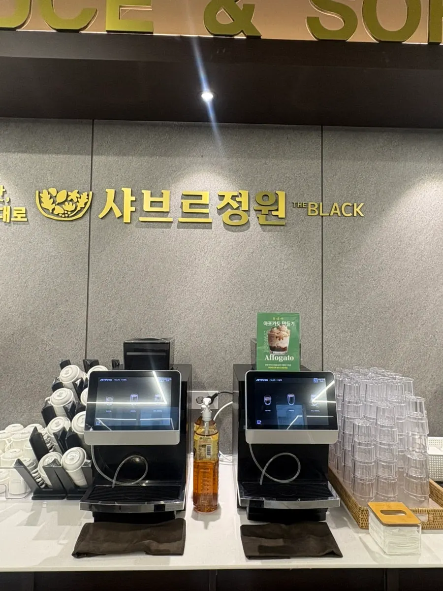 Juice dispensers at the drink corner