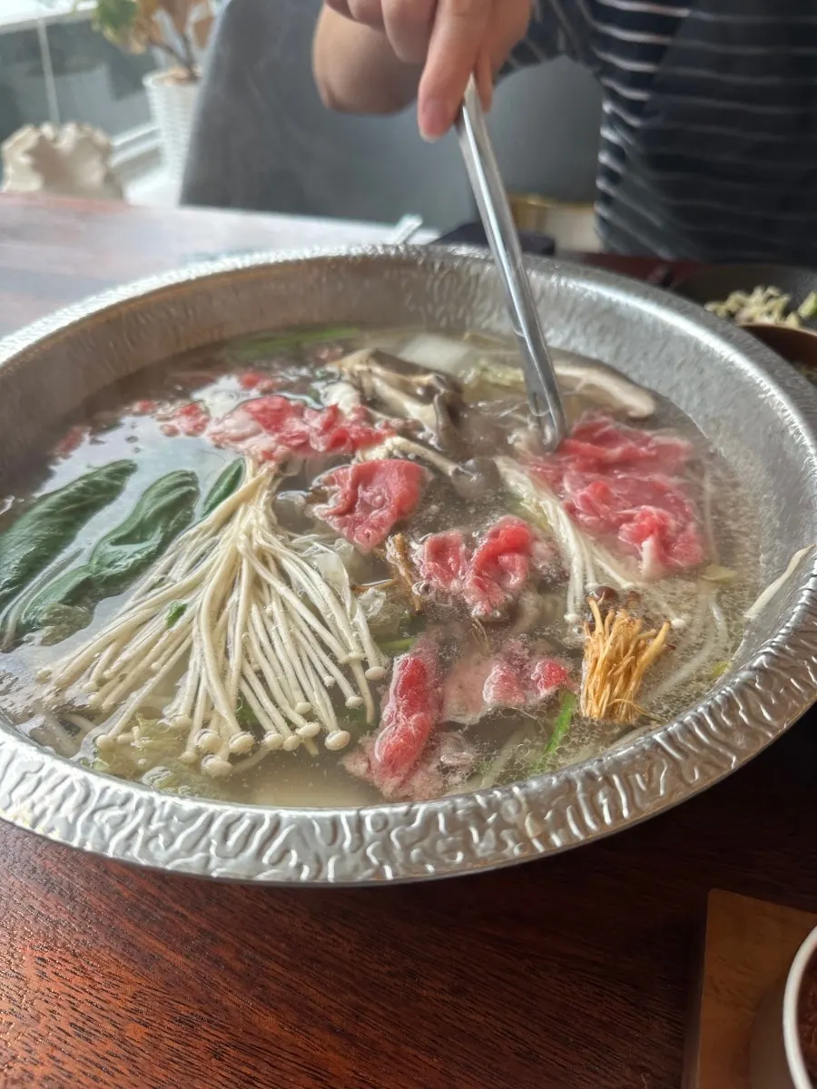 코스 샤브샤브가 차려지는 테이블 세팅