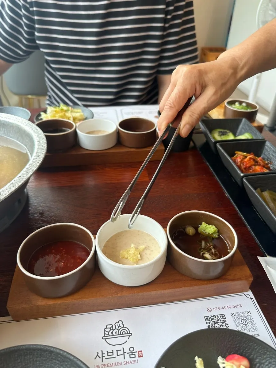첫 코스로 나온 연근튀김과 가지튀김