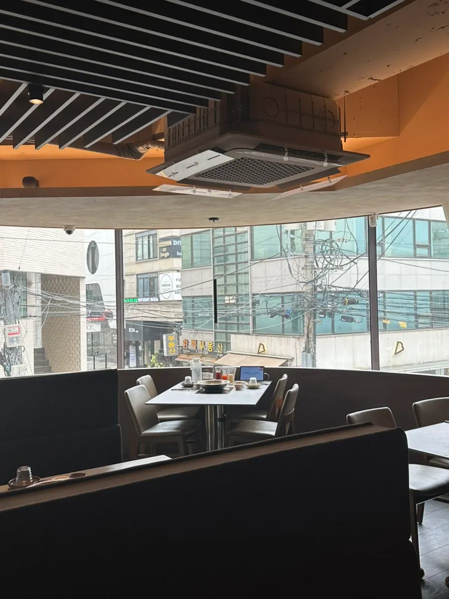 끓고 있는 맑은버섯 육수