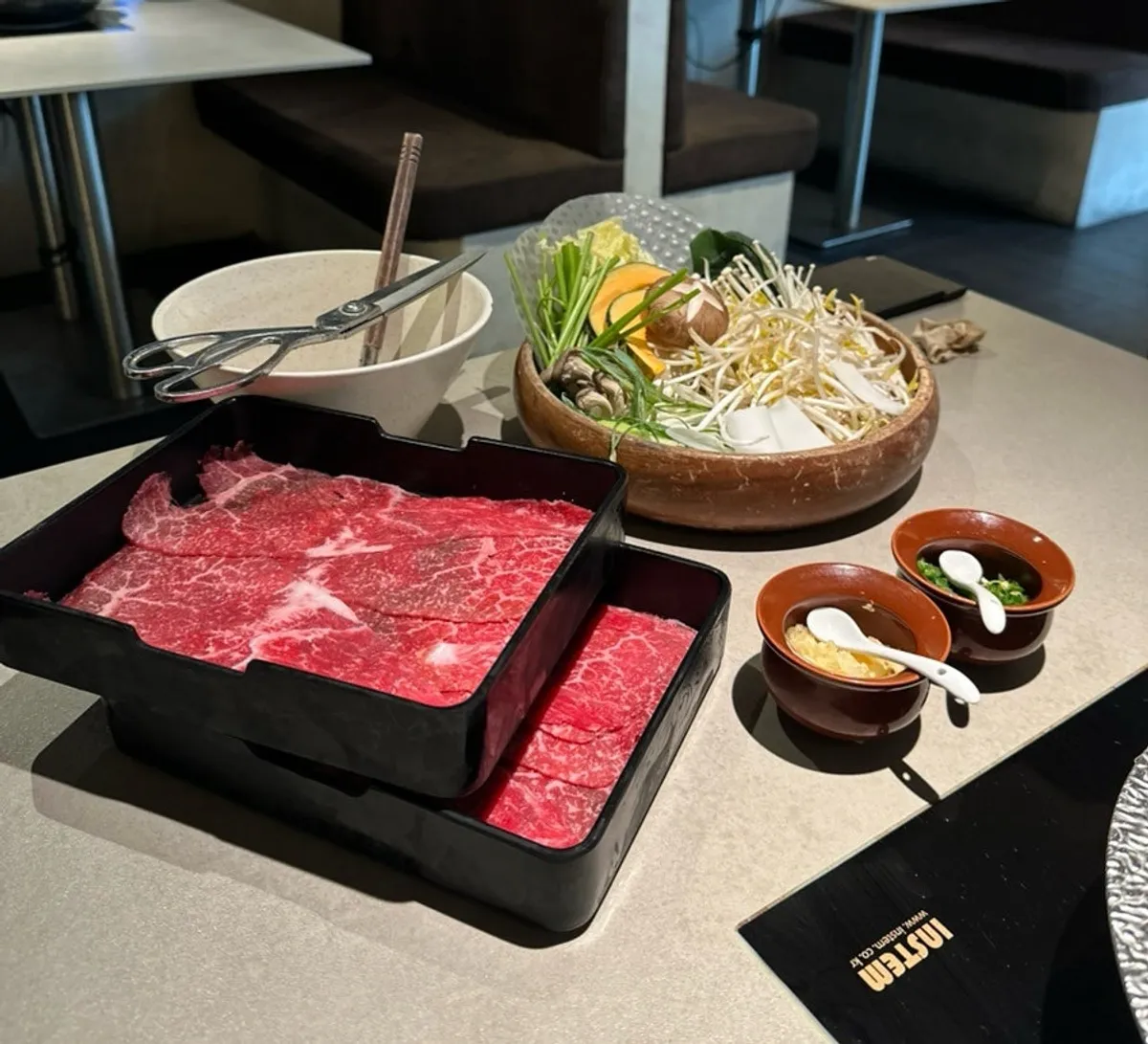 예쁘게 썰린 한우보섭살 접시
