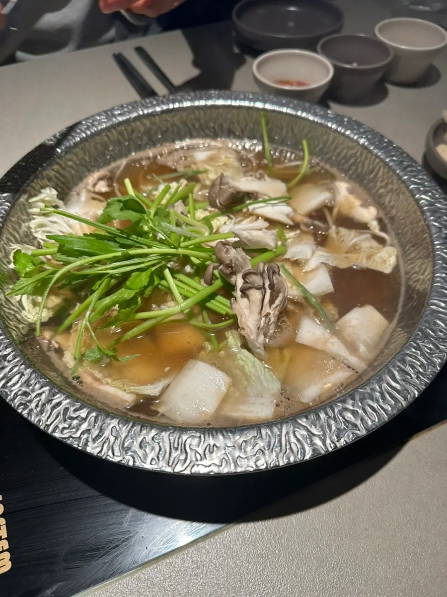 샤브샤브 마무리 단계의 냄비