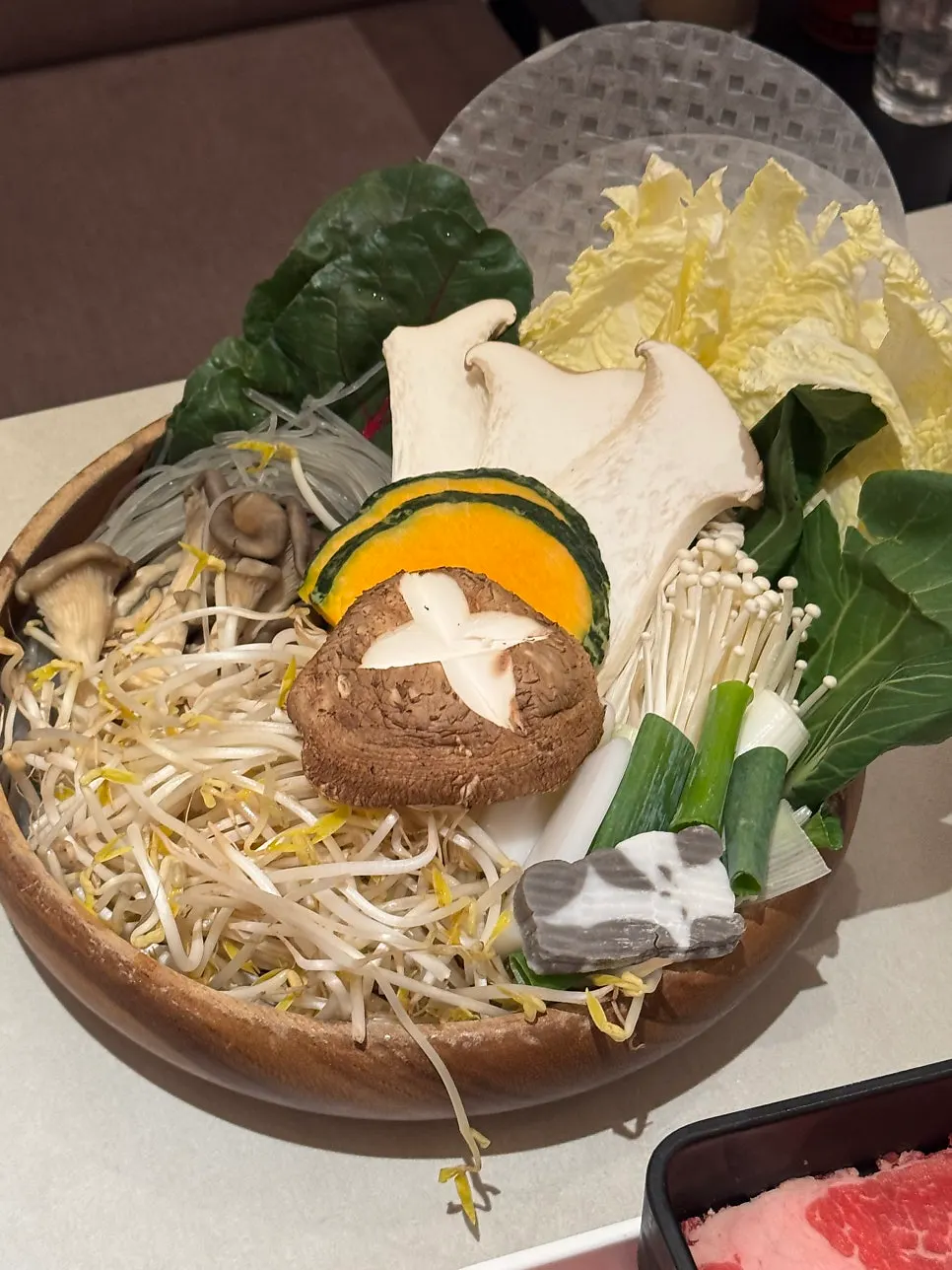 Susunan hidangan shabu-shabu di Shabu in Seoul Hapjeong Branch