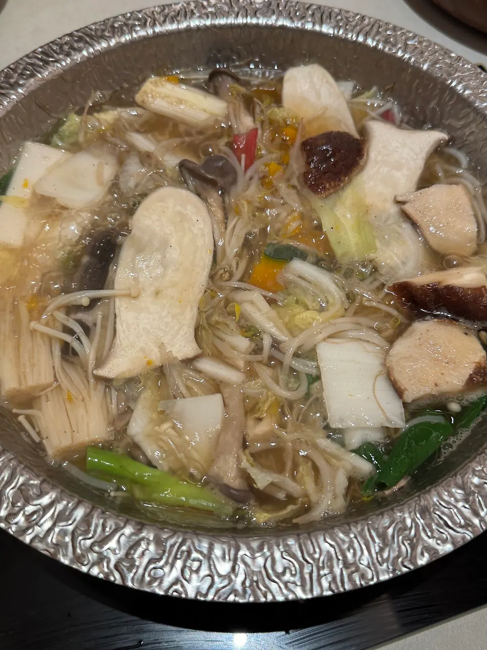 Sup mendidih dan sayur di atas meja
