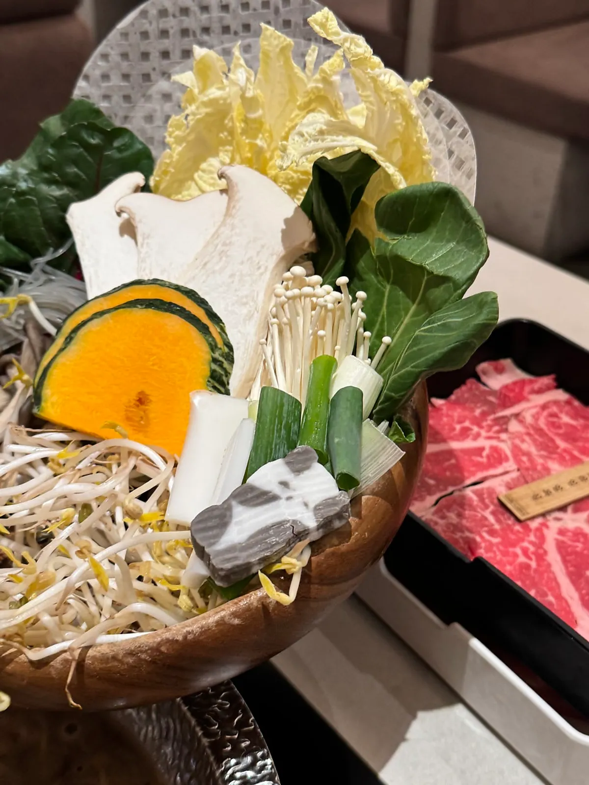 Suasana dalaman tenang Shabu in Seoul Hapjeong Branch