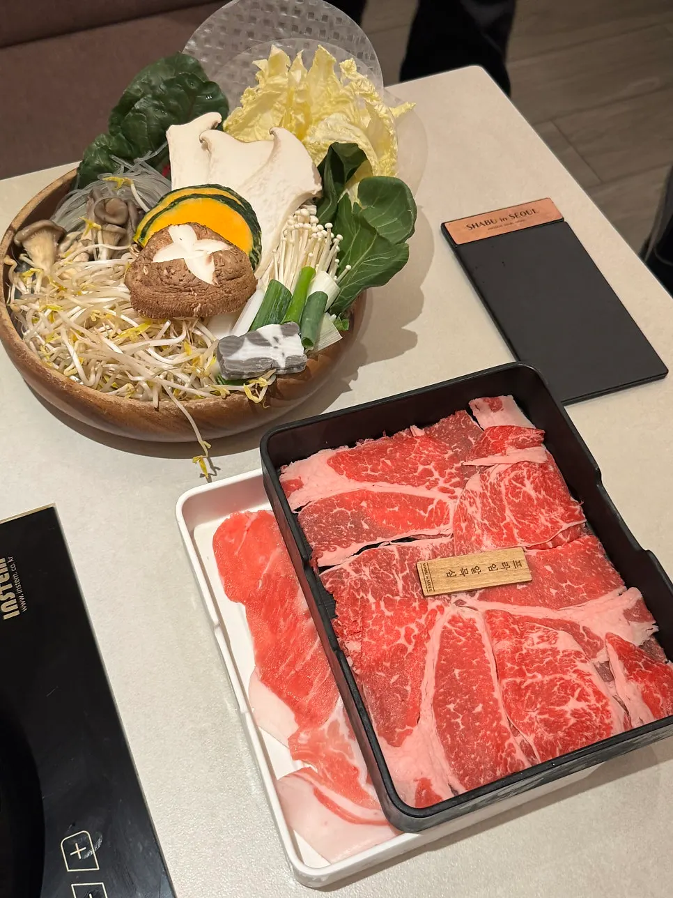 Set shabu untuk dua orang dengan sayur dan daging