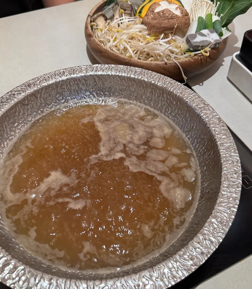 Sayur dimasukkan ke dalam sup