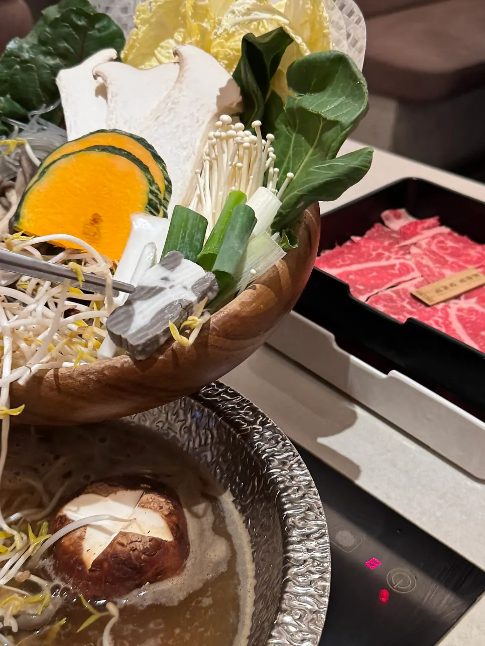 Sayur di dalam sup cendawan jernih