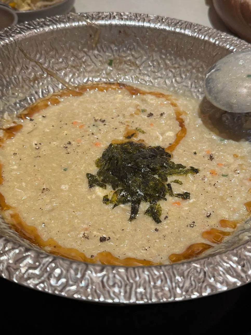 Bubur telur penutup dengan minyak bijan