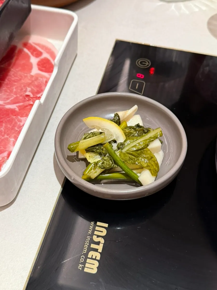Sesame dressing and sweet chili sauce