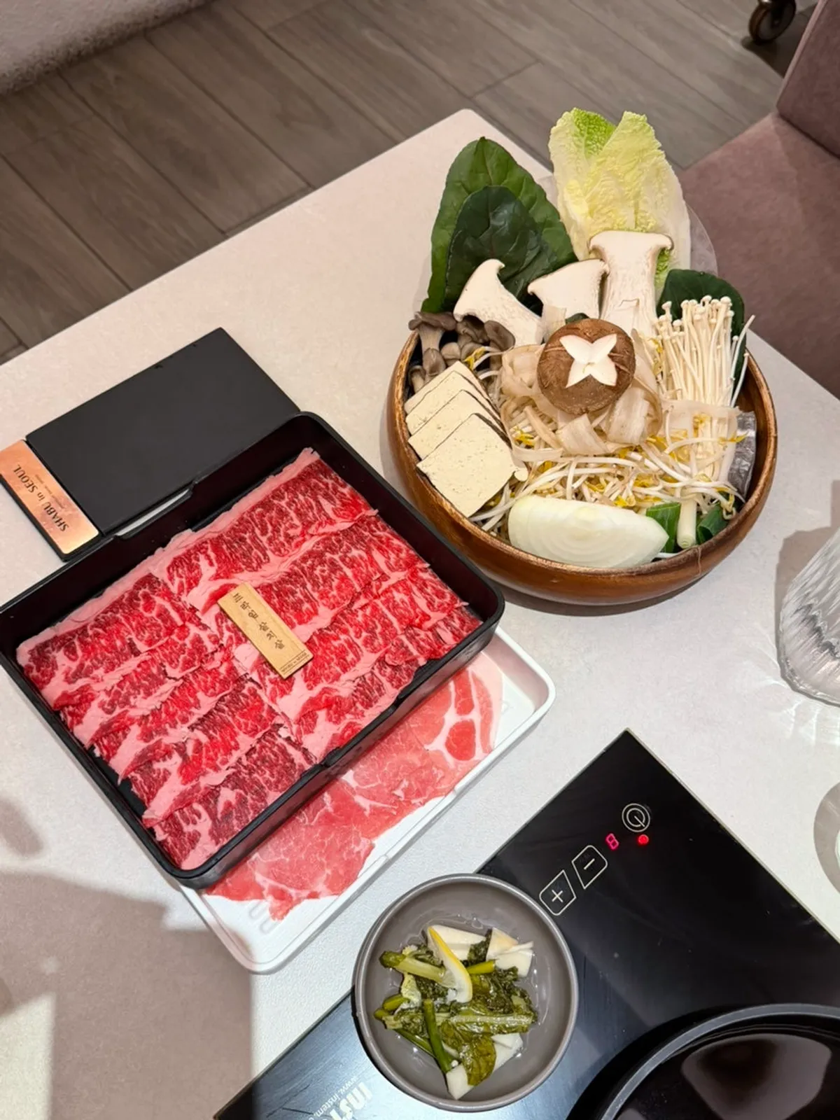 Cooking meat in sukiyaki broth