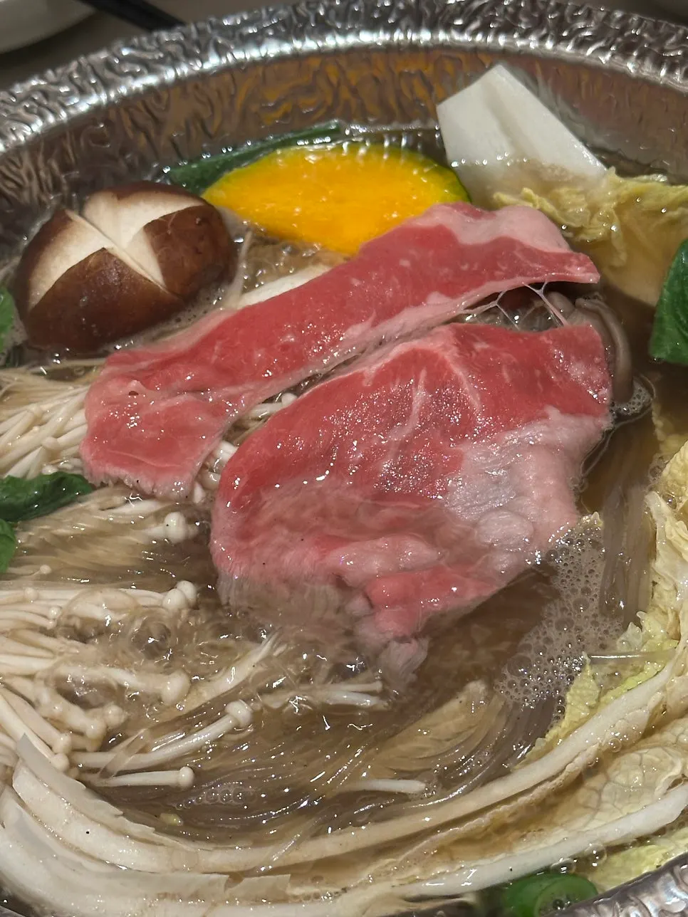 채소와 고기가 함께 끓는 샤브샤브 냄비