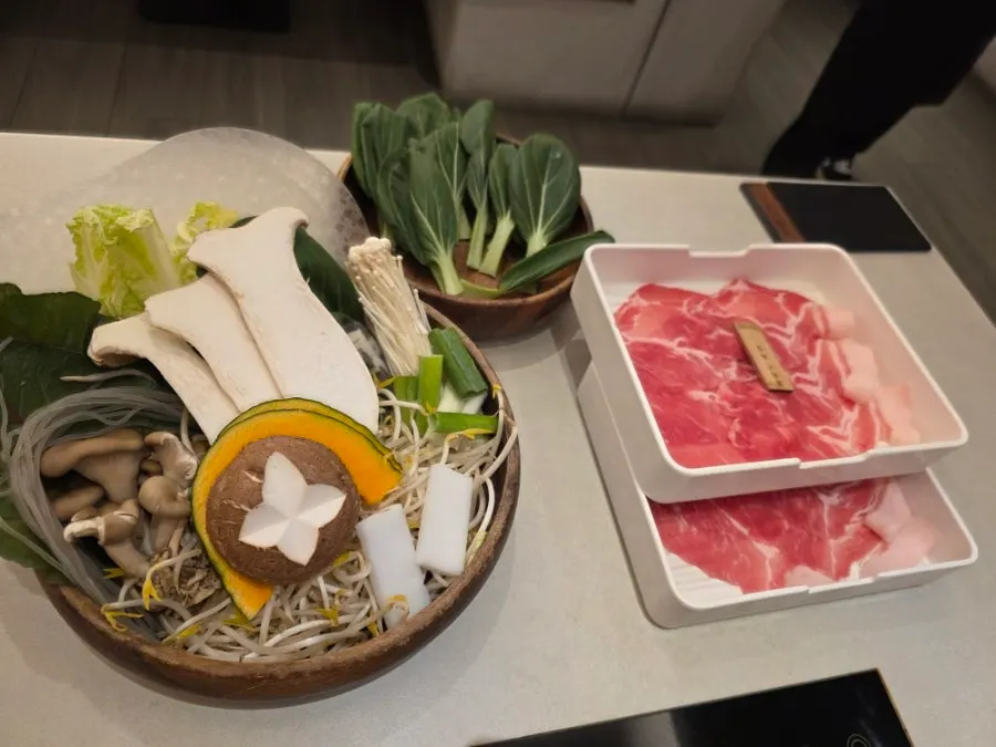 야채모듬과 추가한 청경채 접시