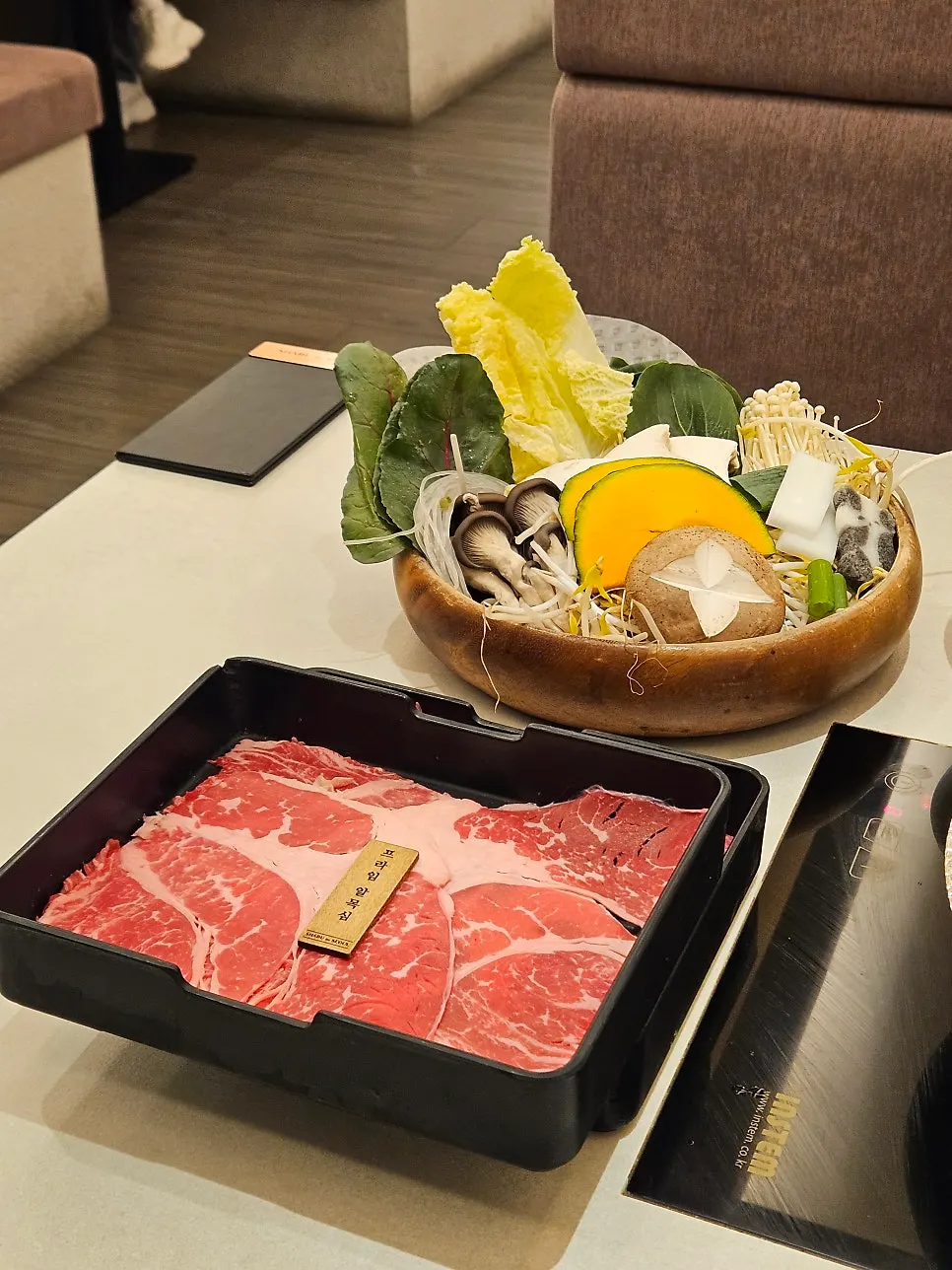 맑은육수 냄비와 고기 접시