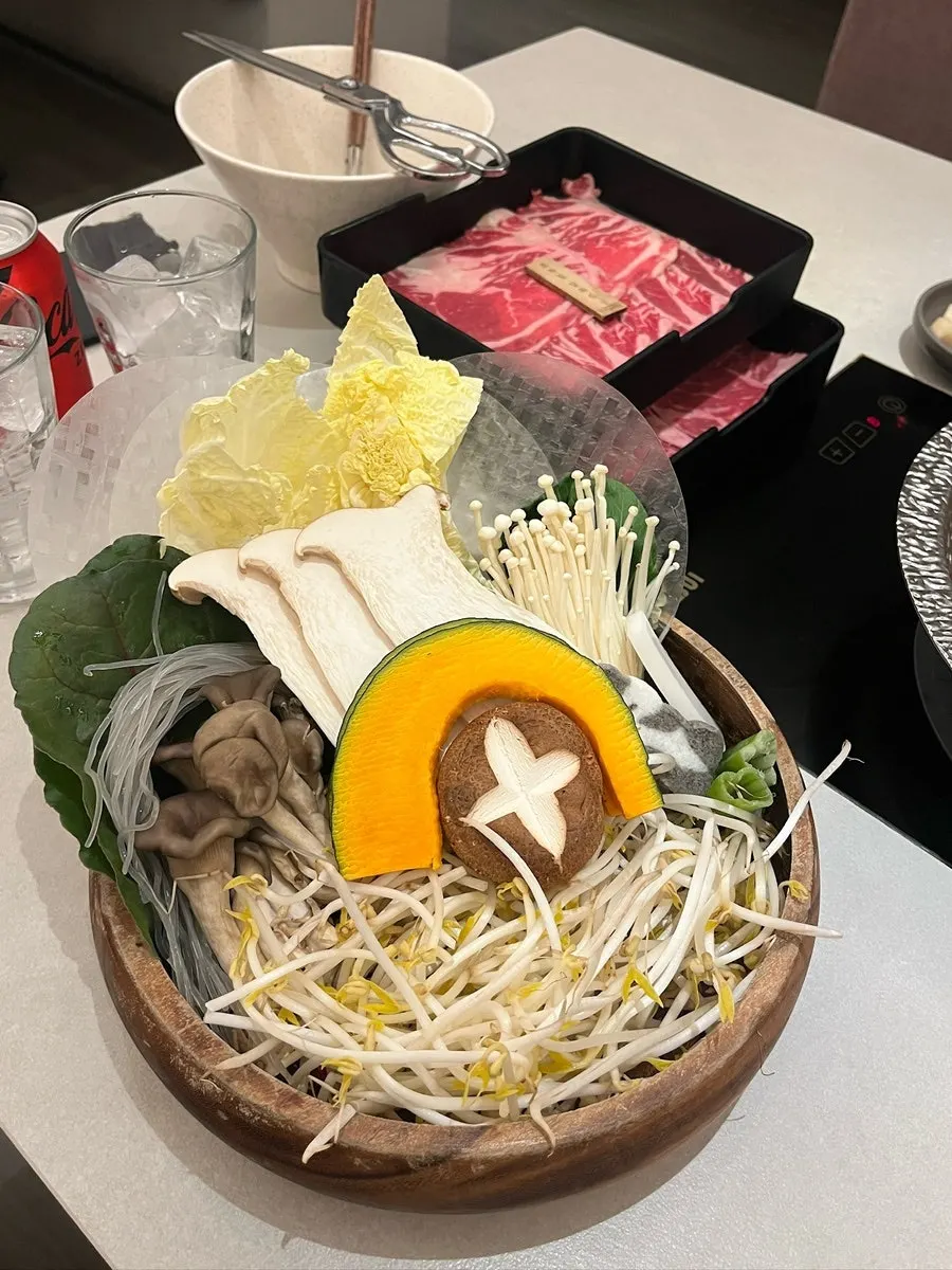 샤브인서울 합정점 샤브샤브 상차림 세로 사진