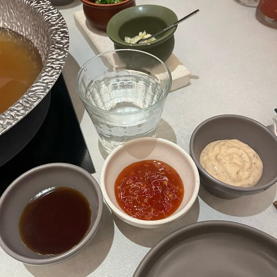 3종 소스를 종지에 덜어 세팅한 모습