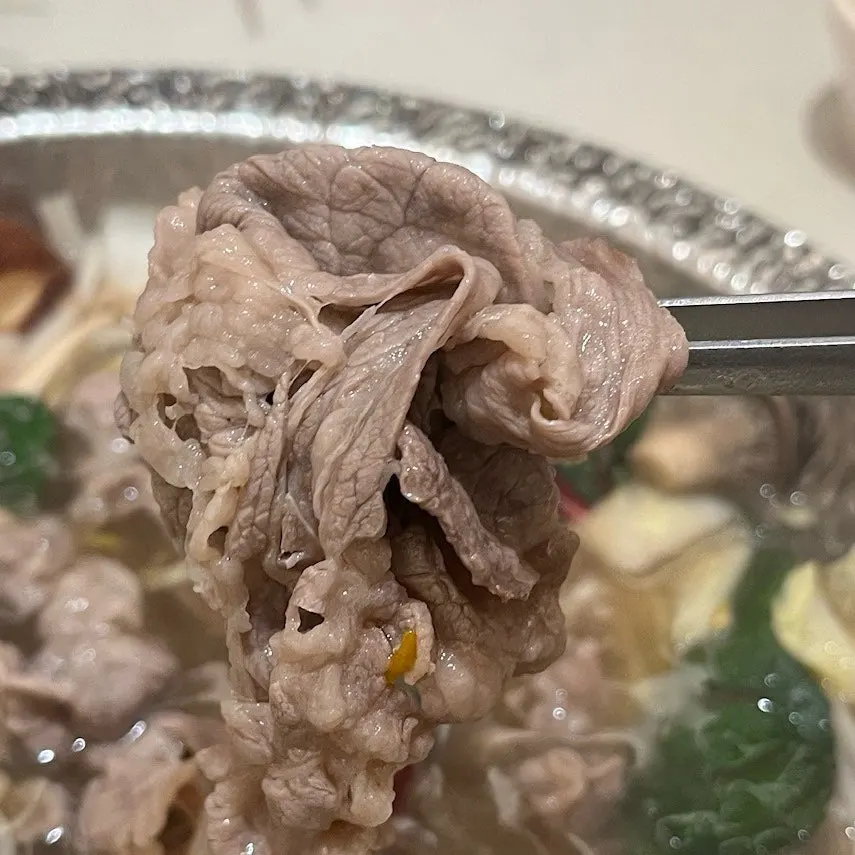육수에 익힌 알목심 고기 한 점