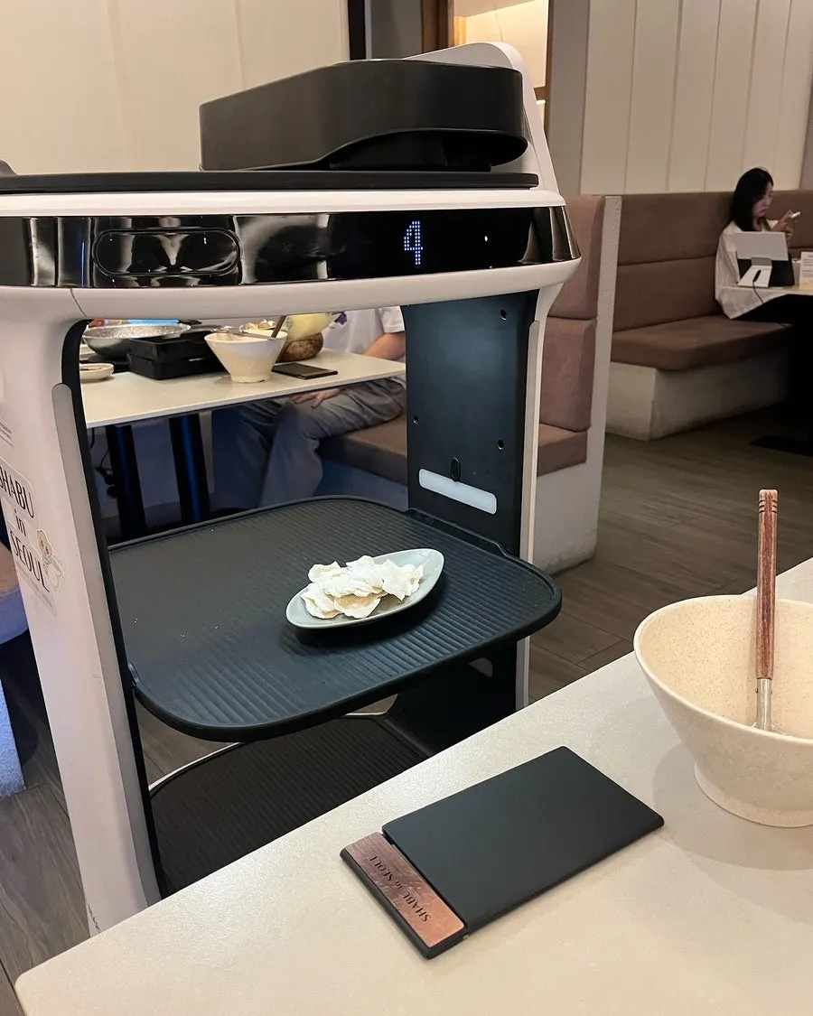 수제비 사리를 가져온 서빙로봇