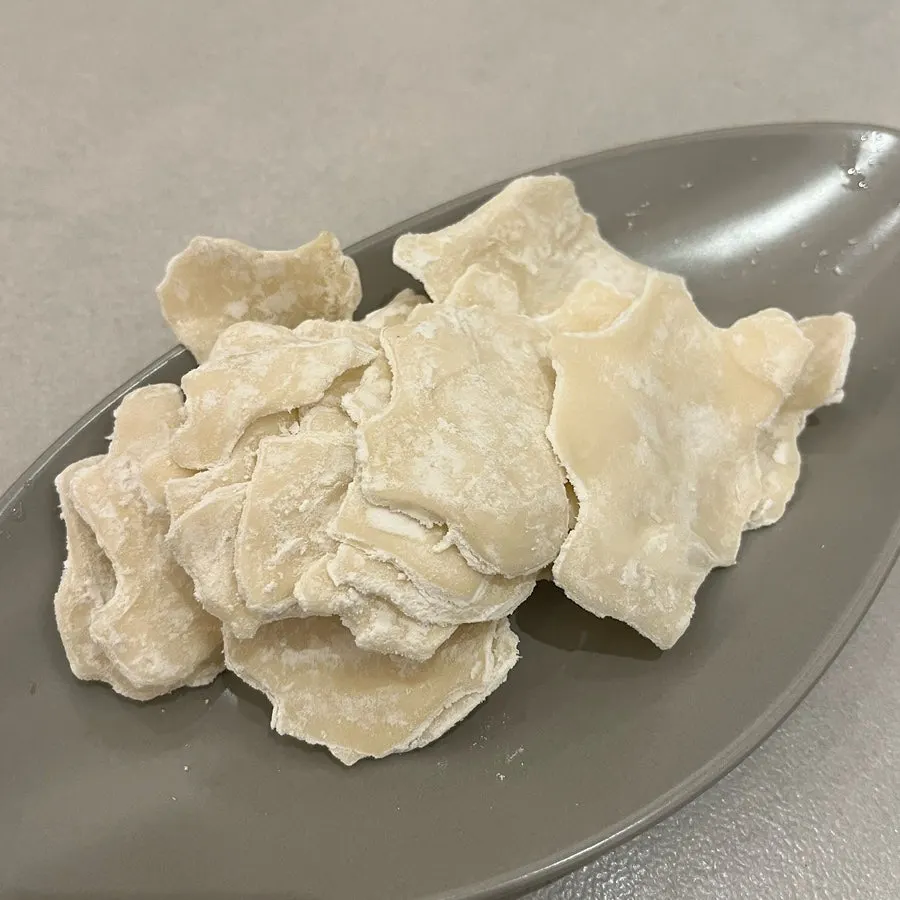 찰져 보이는 수제비 사리 접시