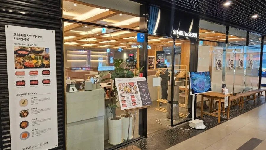 샤브인서울 합정점 육수와 채소 접시
