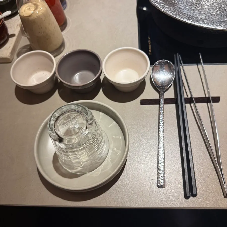 수저와 그릇이 미리 세팅된 테이블
