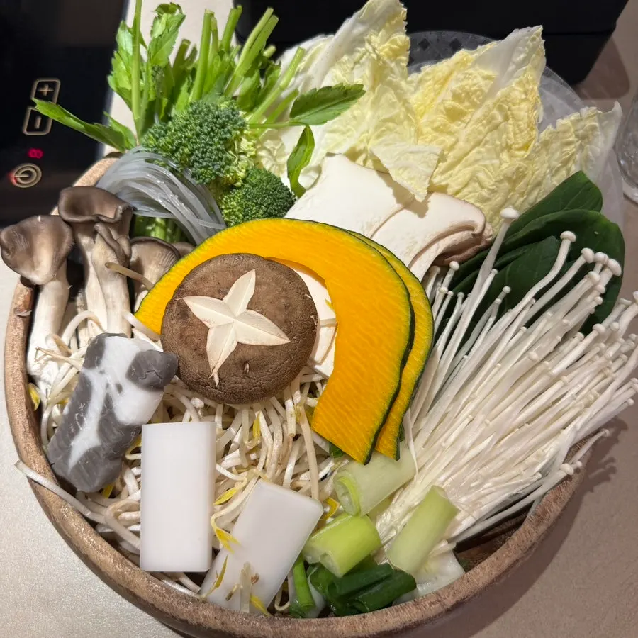 샤브샤브용 야채 접시와 월남쌈