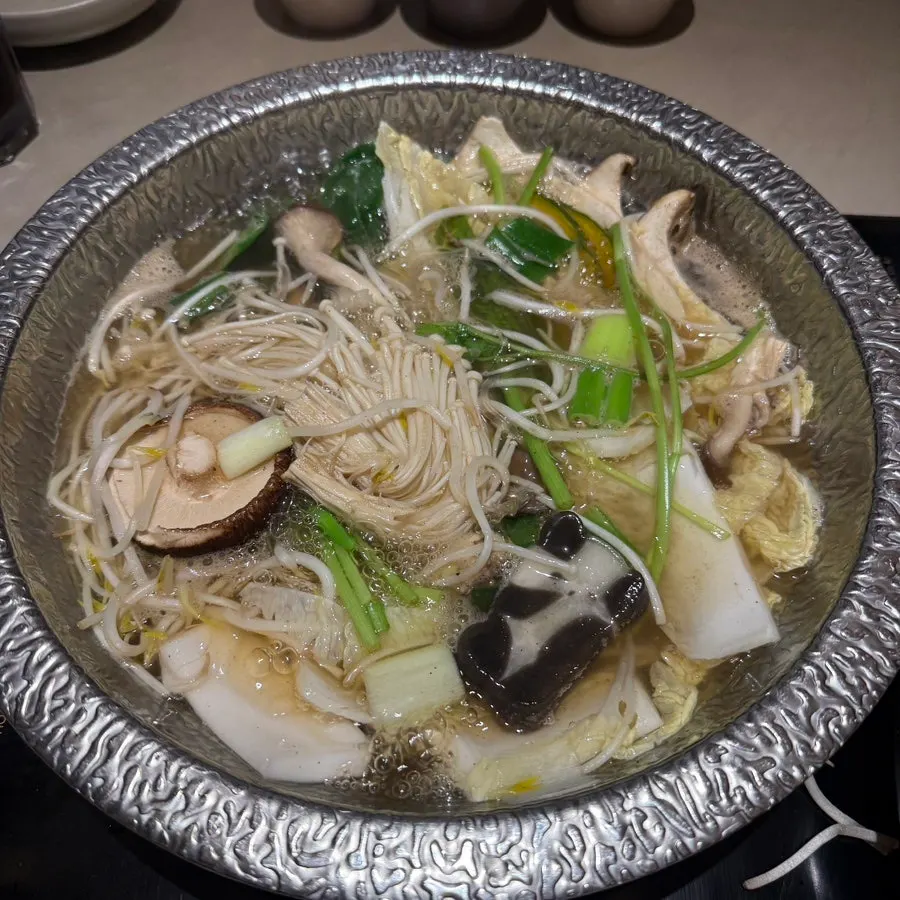 육수에 야채를 넣고 끓이는 모습