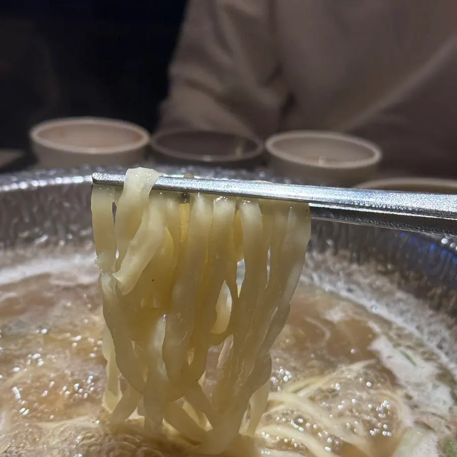 육수에 익은 칼국수 면