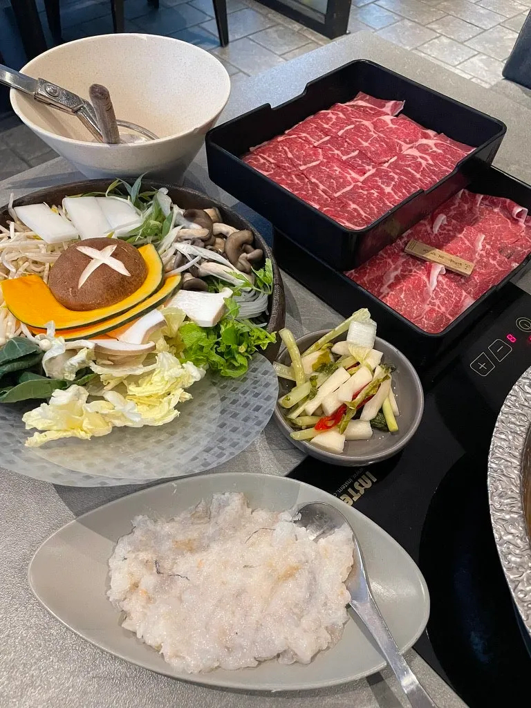 채소 모둠과 고기 두 팩, 새우완자 반죽 세팅