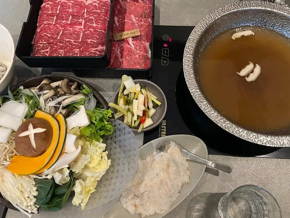 채소와 고기, 육수가 함께 차려진 샤브샤브 한 상