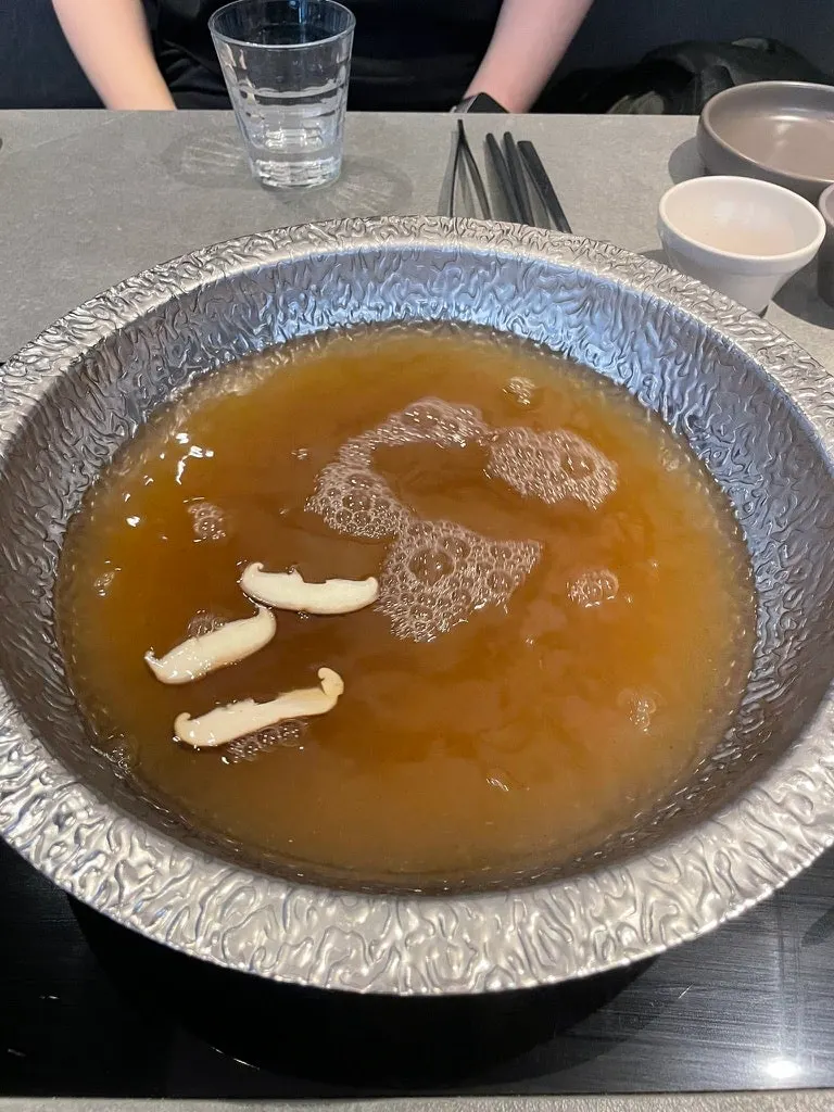 팔팔 끓는 맑은버섯 육수 냄비