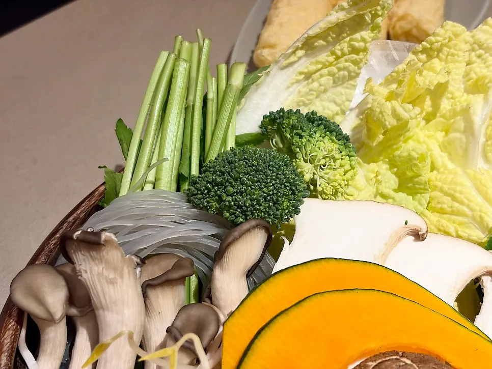 Rice paper and fresh vegetable spread