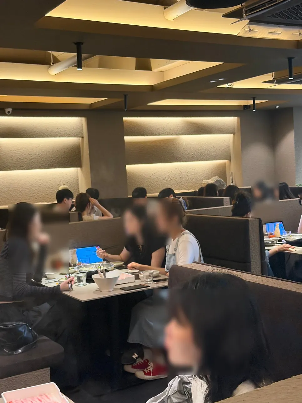 테이블 간격이 넉넉한 샤브인서울 매장 홀