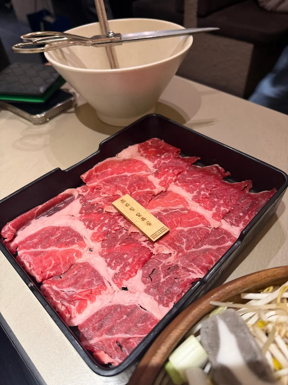 프라임 앵거스 알목심 샤브정식 고기 접시