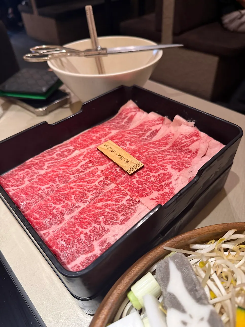 마블링이 선명한 프라임 앵거스 살치살 접시