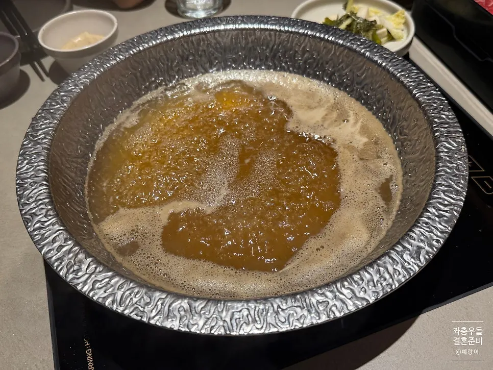 끓기 시작한 맑은 버섯 육수 냄비