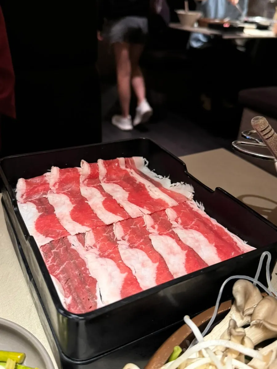 푸짐하게 담긴 샤브샤브 야채 접시