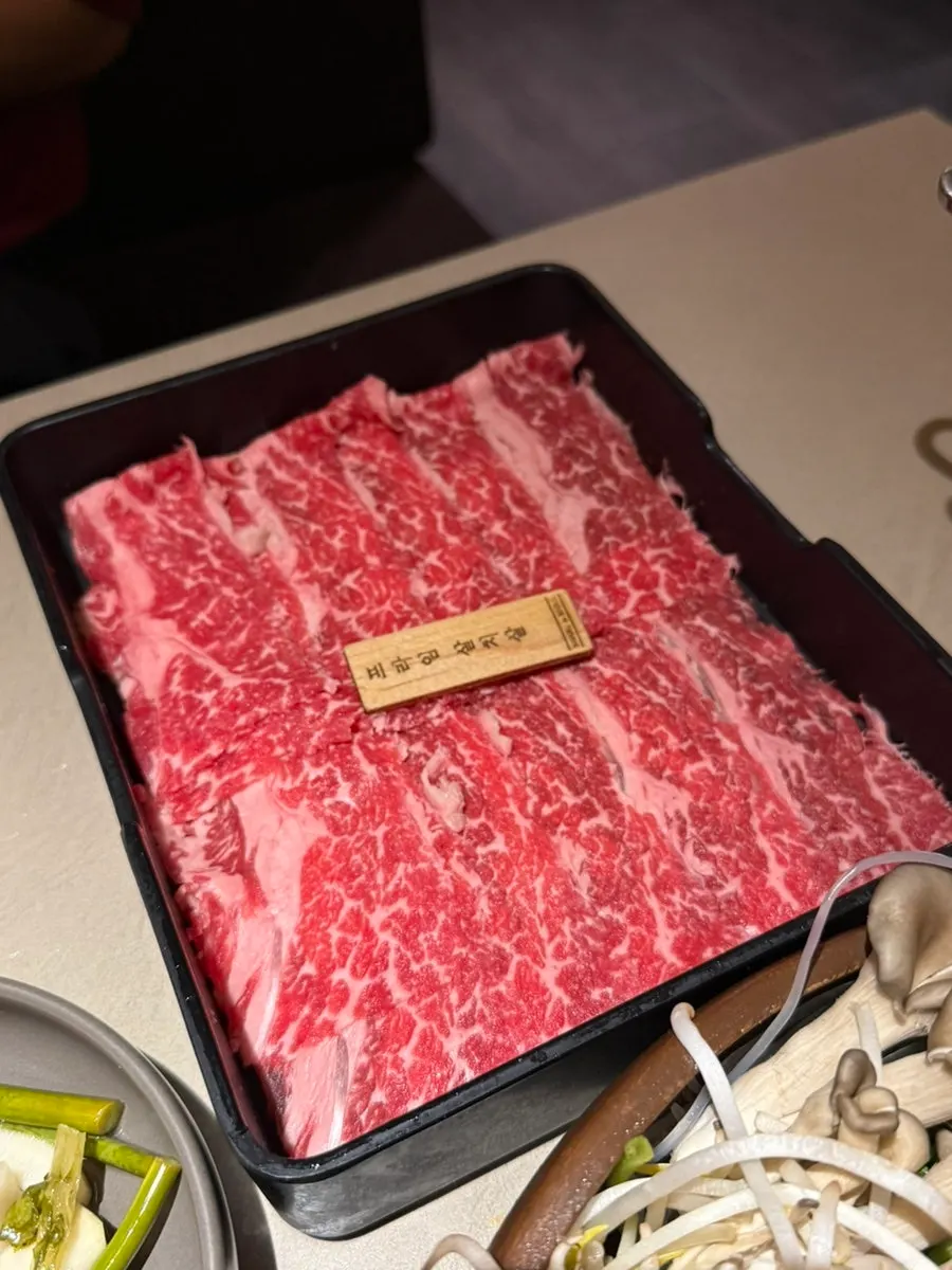 왼쪽 알목심과 오른쪽 프라임앵거스 살치살 고기 접시